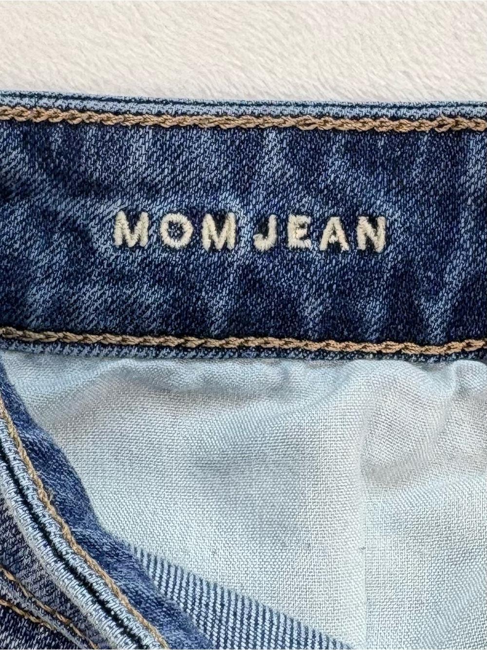 AMERICAN EAGLE High Rise Mom Jeans Medium Wash Straight Leg Size 6 - Picture 4 of 10